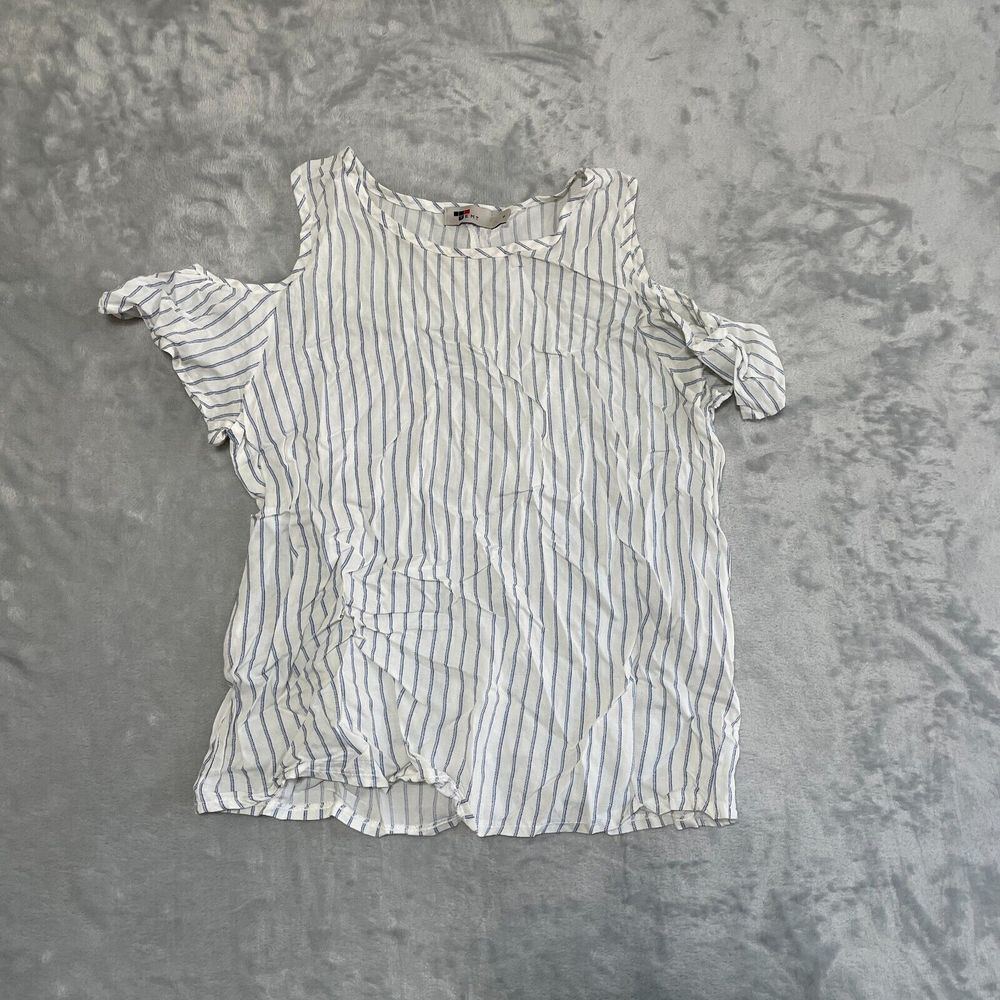 TEMT Shirt Womens Size 8 White Blue Stripes Cold Shoulder Short Sleeve Tee Rayon